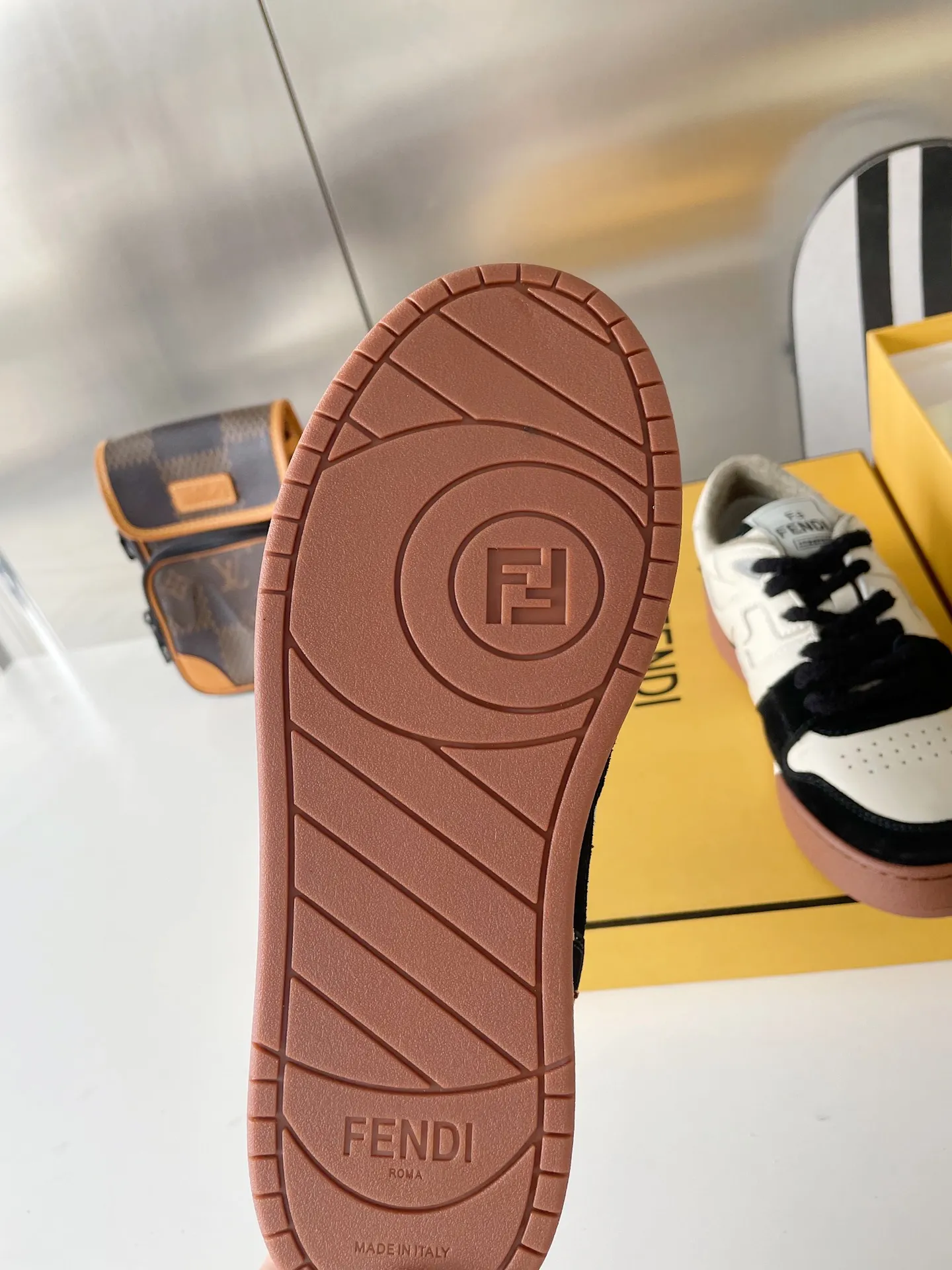 👟👟Ex-factory price 520 👟👟 Fendi match's latest sneakers for couples, the first sneakers created by designer Kim Jones, fendi match is similar to LV's Trainer basketball sneakers. The shoe shape is similar, with the addition of FF retro design. The upper is made of suede and leather stitching. The double F logo on the side is lined with terry velvet. The upper foot is super soft, light and comfortable to match with a sweatshirt. It is full of youthful feeling and comes with exquisite packaging at the counter. Exclusive products, FENDI, trade channel orders, 2022 early spring catwalk models, capsule series, casual sneakers for couples. Cecilia Cheung, Jane Zhang, He Sui, Gu Li Nazha, Tang Yixin, Song Zuer, Wei Ya, and many other celebrities have endorsed them with FENDI Match sneakers. Let your thoughts flow, let the sunshine pour in, and interpret a variety of outfits! Fabric: Original custom suede + leather splicing combination Lining: Imported custom terry velvet lining Sole: Original molded T👟👟 Factory price U two-color combination sole Sole thickness: 3CM Size: Women's 35-40 / Men's 39-45